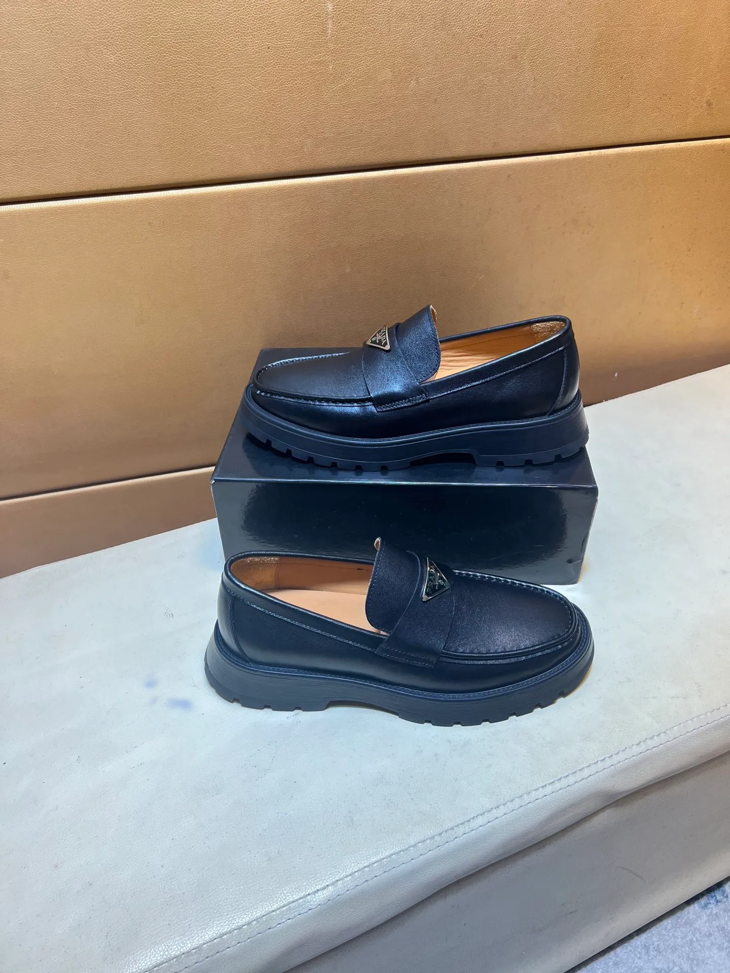 pp440💰👑👑👑 PRADA*PRADA Niuli·Exclusive first release·～Unique modern style sneakers. Counter purchasing 🏃casual leather shoes😍😍 original shiny leather imported from Italy (refuses to discolor and rub feet) soles: original soles specially provided by the original factory, super cool 😍 lace up and walk with wind 👍 style design ⚠️ super comfortable, wear-resistant and non-slip original soles. Just like shooting the real thing🎬The real thing is better. Suitable for outdoor and driving👍Perfect high-quality sneakers, men's shoe size: 38-44